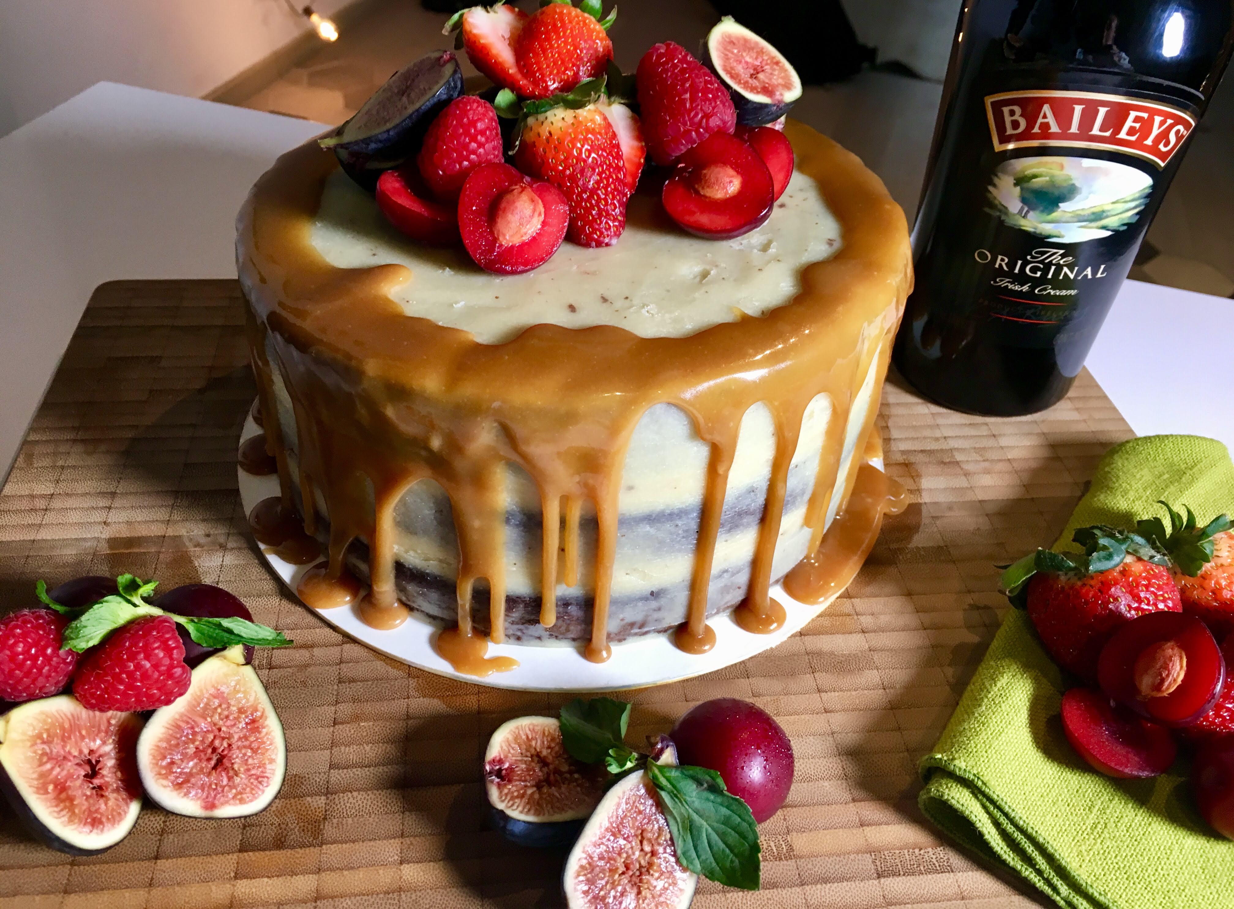 Pastel con caramelo, higos y fresas para Baileys
