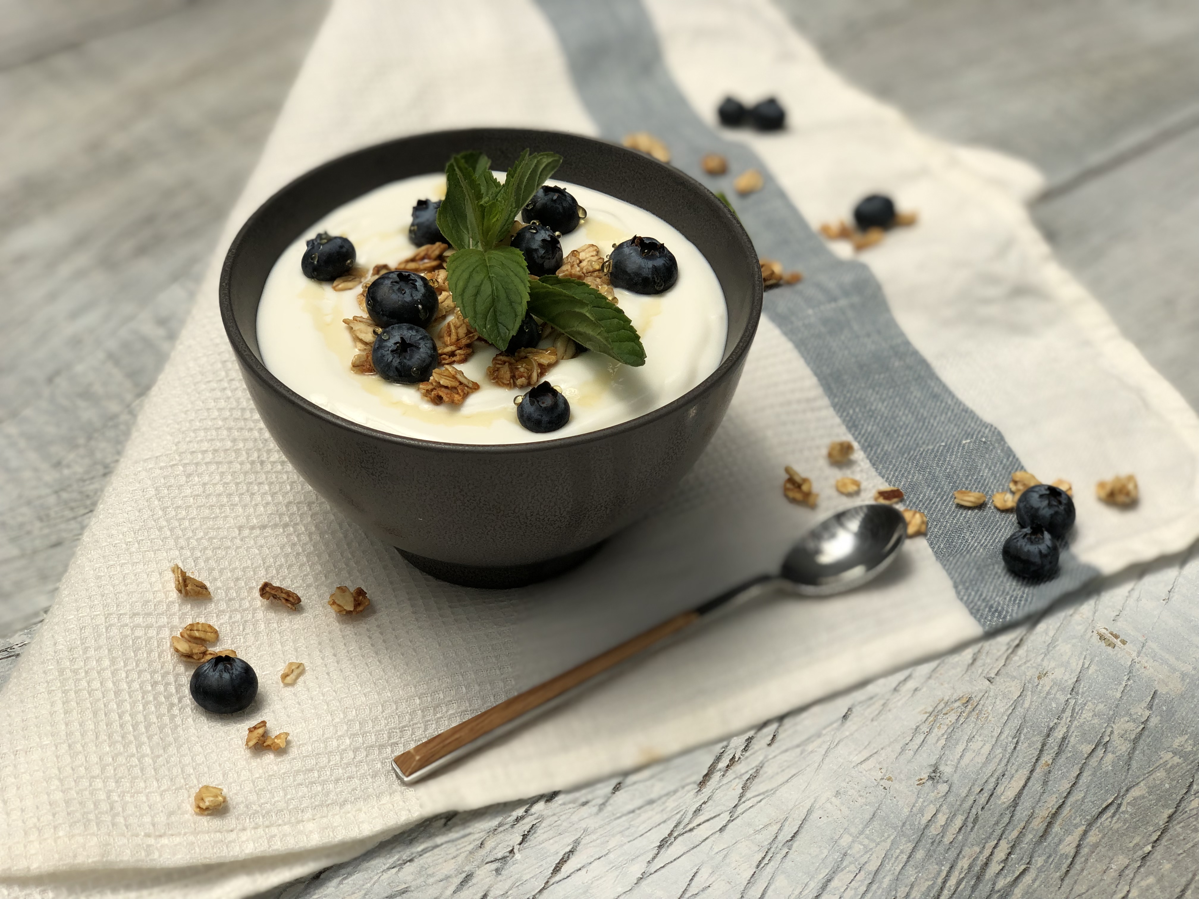 Tazón de yogurt con granola para Danone